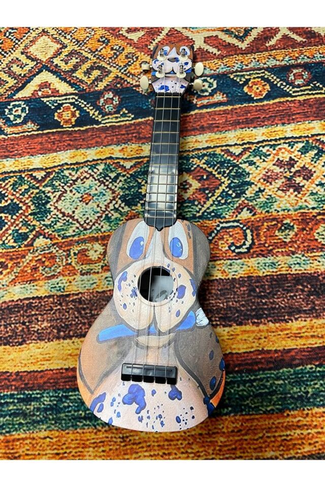 Desenli Kompozit Ukulele 54 cm (Kılıf ve pena dahil)