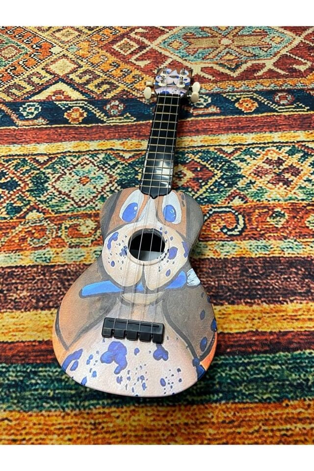 Desenli Kompozit Ukulele 54 cm (Kılıf ve pena dahil)
