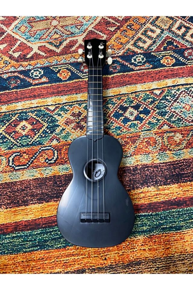 Kompozit Siyah Ukulele 54 Cm (kılıf pena dahil)