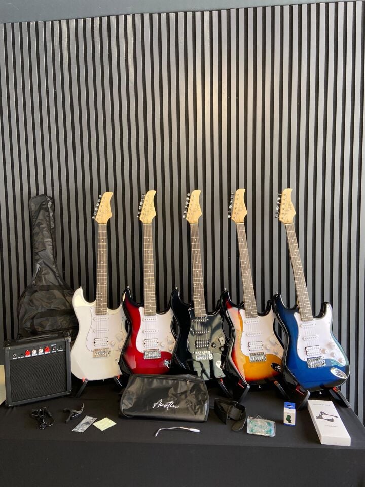 Elektro Gitar Seti (Gitar-Amfi-Stand-Kablo-Askı-Kapo-Akort Cihazı-Yedek Tel)