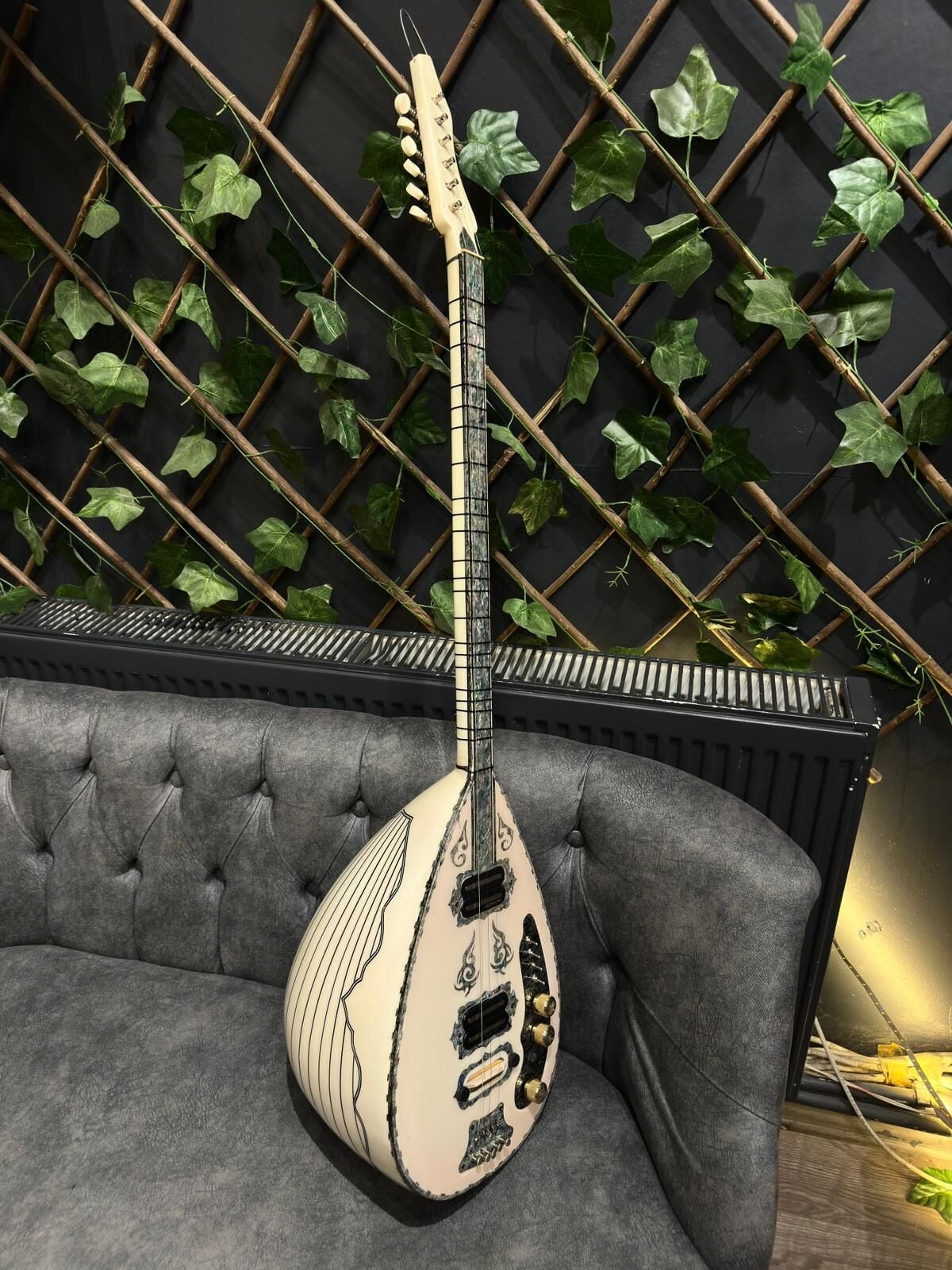 Beyaz Gitar Burgulu Profesyonel Elektro Bağlama (Soft Case Dahil)