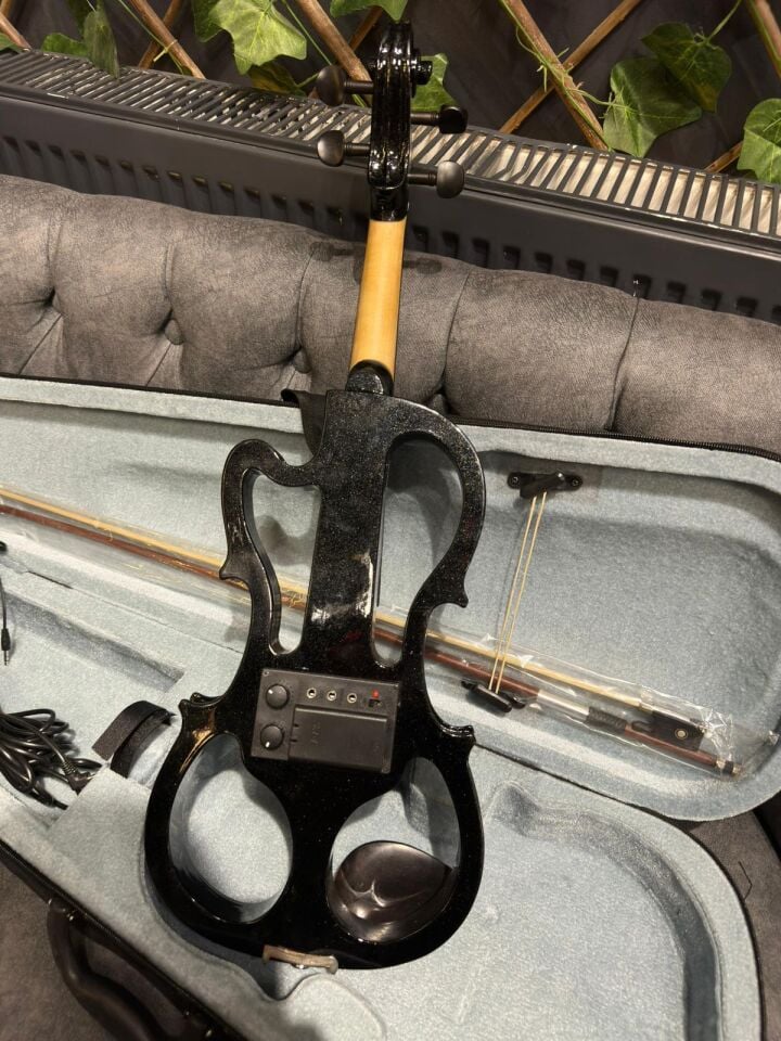 4/4 Siyah Elektro Keman Seti