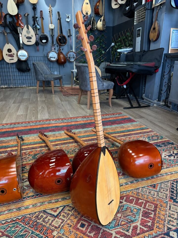 Jack Girişli Kompozit Tekne Orta Kalite Kısa Sap Bağlama
