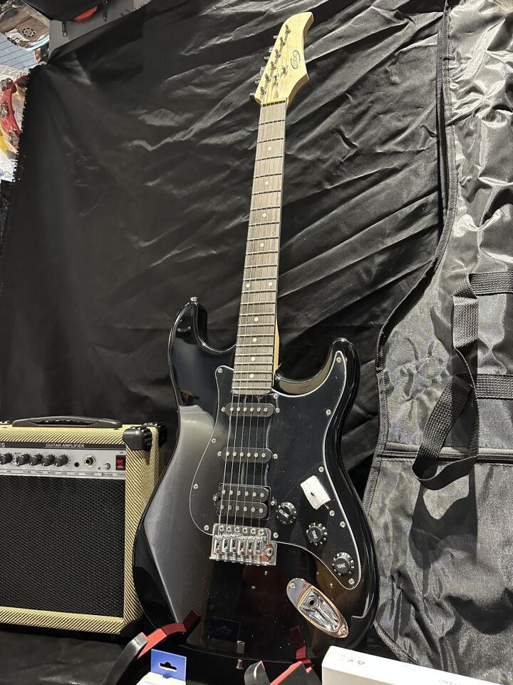 Siyah Elektro Gitar Full Set – 15W Bluetooth Amfi