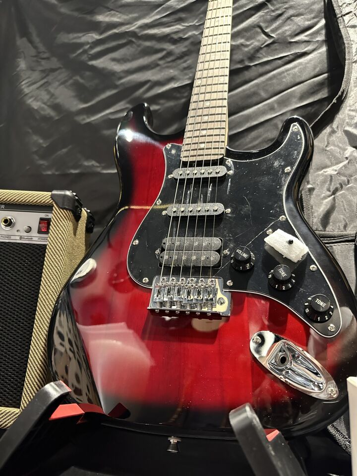 Kırmızı Elektro Gitar Full Set – 15W Bluetooth Amfi
