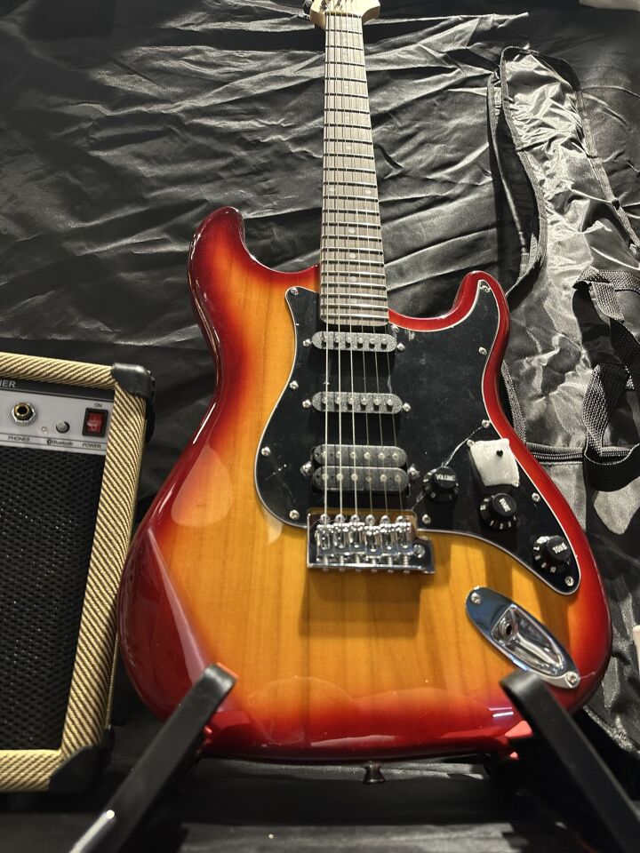 Sarı Elektro Gitar Full Set – 15W Bluetooth Amfi