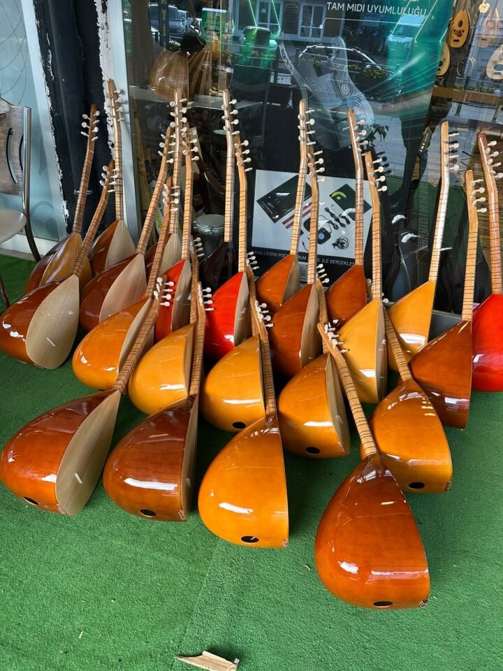 Kısa Sap Başlangıç Düzeyi Kompozit Bağlama ( Kılıf-Yedek Takım Tel-Tezene)